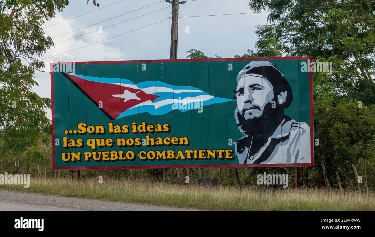 Affissioni con una breve frase di Fidel Castro. Il cartello è visibile sulla strada statale nella sezione della provincia di Cienfuegos Foto Stock
