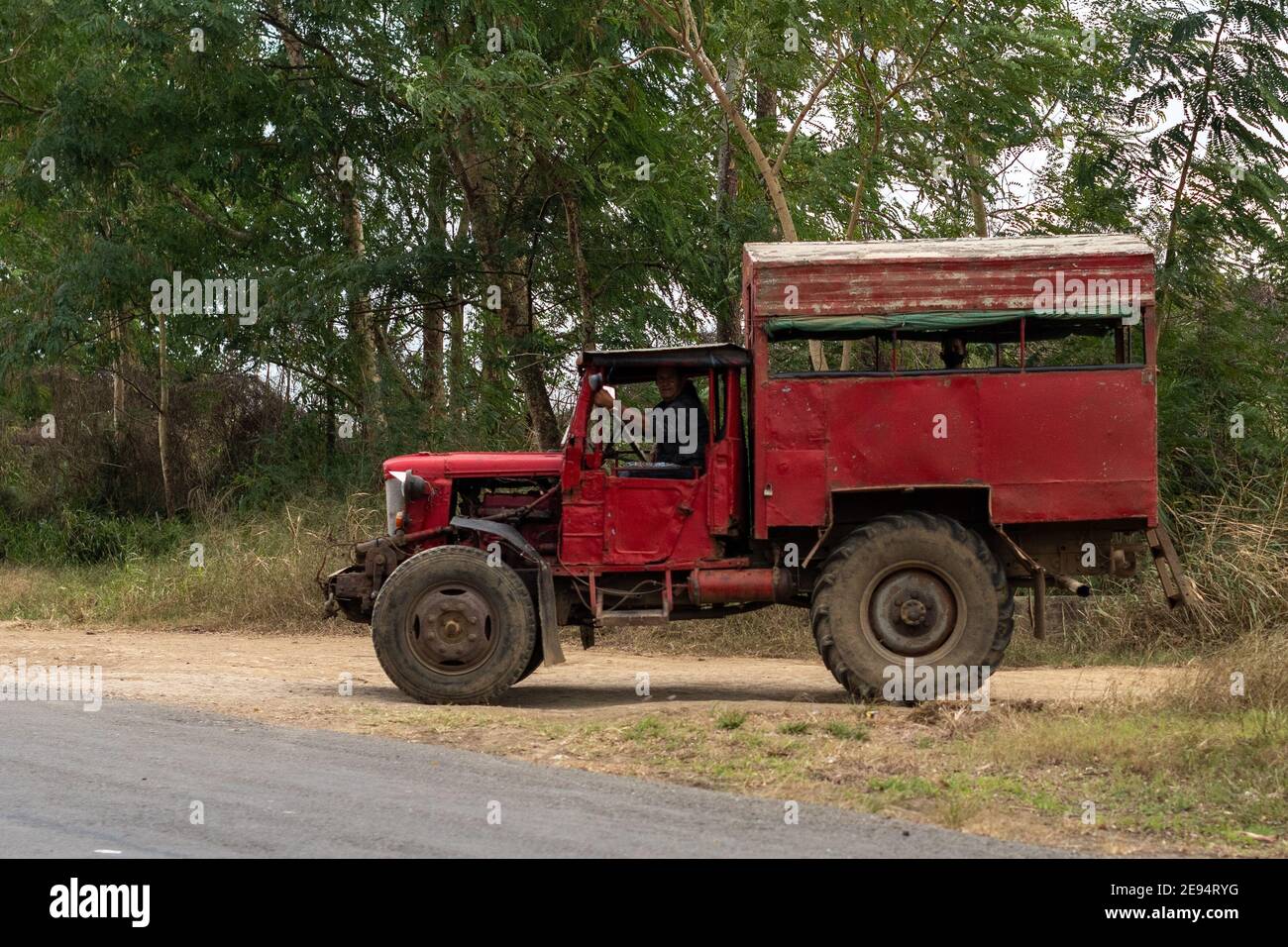 Un trattore agricolo convertito in un piccolo carrello. Il veicolo terrestre è visto dalla National Highway Foto Stock