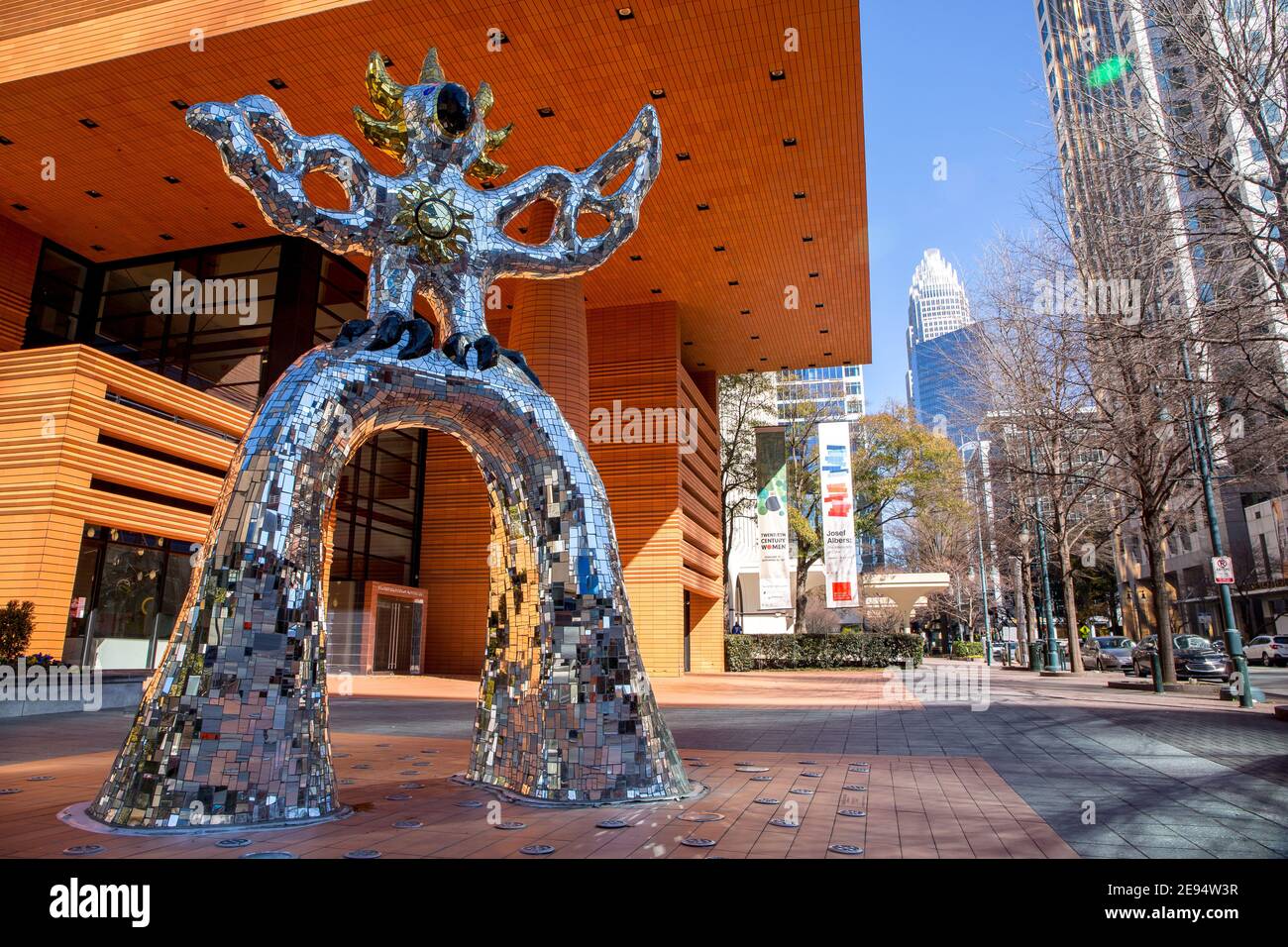 Primo piano di 'Firebird', una scultura dell'artista Niki de Saint Phalle che accoglie i visitatori del Bechtler Museum of Modern Art di Charlotte, N.C. Foto Stock