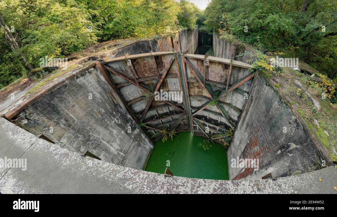Una porta d'inondazione di un canale di Mazur abbandonato, regione di Kaliningrad, Russia Foto Stock