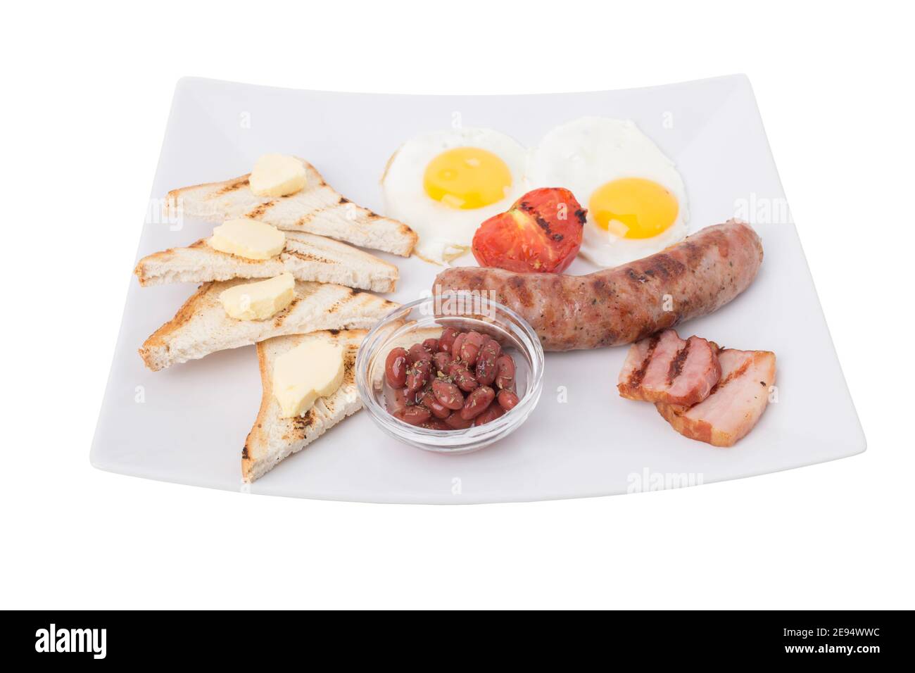 Colazione all'inglese con salsiccia e pancetta. È isolato su uno sfondo bianco. Foto Stock