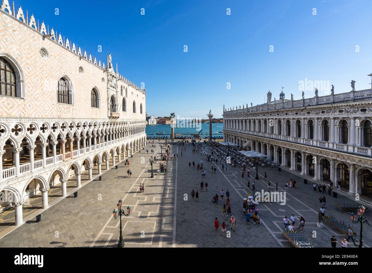 Vista di Piazza San Marco dalla Basilica: A destra il Palazzo Ducale, a sinistra la Marciana, Venezia, Italia Foto Stock