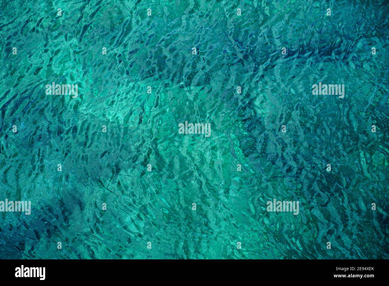 Bella superficie di mare turchese, sfondo natura, sfondo color smeraldo Foto Stock