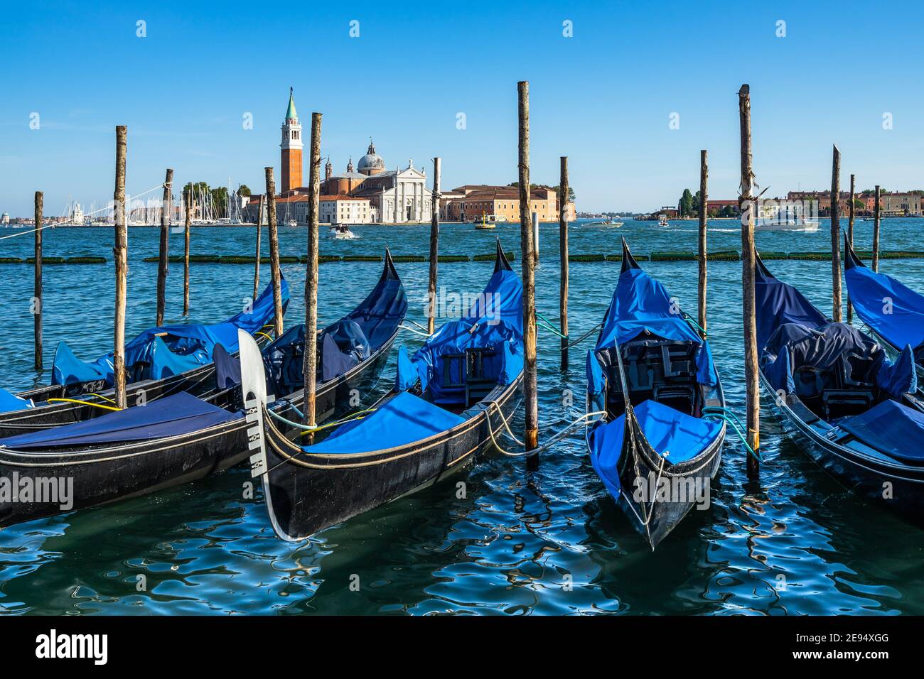 Gondole vuote nei pressi di Piazza San Marco con sullo sfondo la Chiesa di San Giorgio maggiore, Venezia, Italia Foto Stock