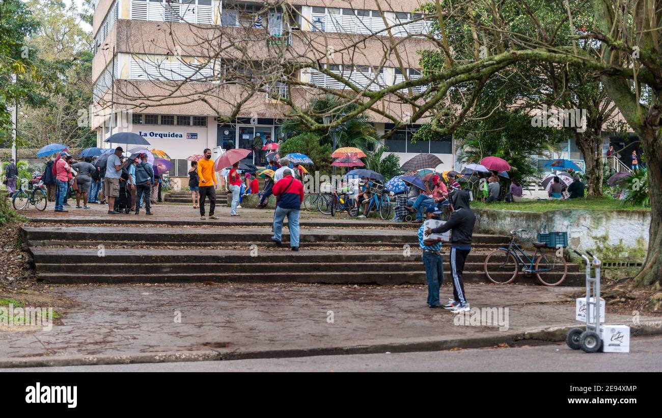 Folla di cubani che aspettano in fila in un negozio per l'acquisto di merci. È il tempo di Coronavirus Foto Stock