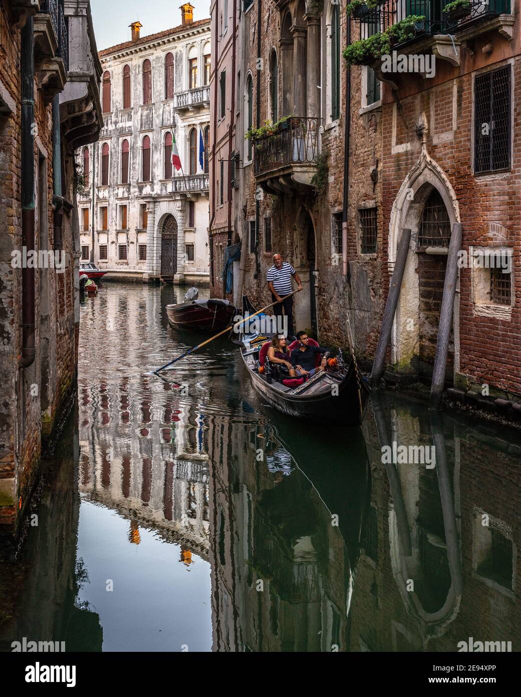 Venezia, Italia, 11 settembre 2020 – una coppia che partecipa a un tour in gondola a Venezia Foto Stock