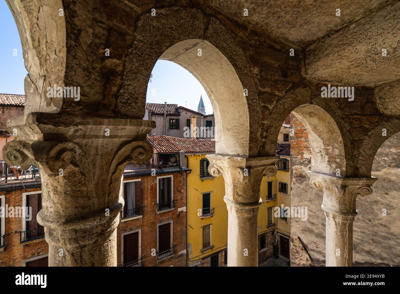 Vista attraverso gli archi della Scala Contarini del Bovolo, un edificio a Venezia famoso per la sua scalinata a chiocciola, Italia Foto Stock