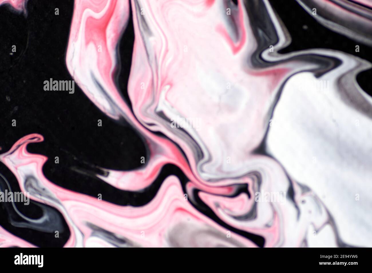 Macrofotografia di una miscela di vernice acrilica e olio su uno sfondo di carta marmorizzata. Foto Stock