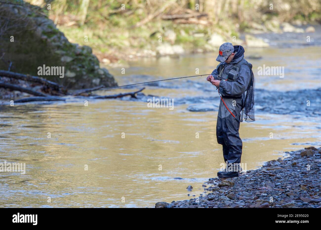 Pescatore sul fiume Foto Stock
