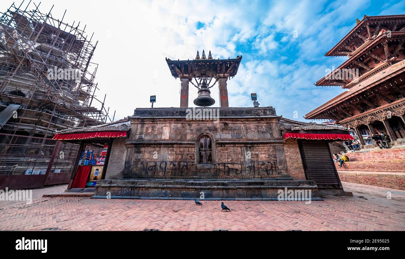 Kathmandu, Nepal - 1 febbraio 2021: Tempio antico e Stupa in Piazza Patan Durbar in Nepal. Foto Stock Kathmandu, Nepal - 1 febbraio 2021: Tempio antico e Stupa in Piazza Patan Durbar in Nepal. Foto Stock
