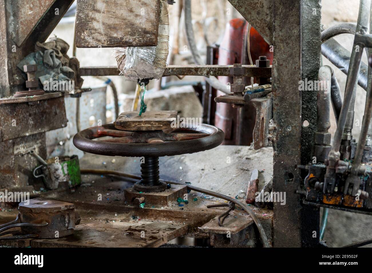 Macchine rustiche per la fusione della plastica e l'iniezione del liquido in getti o stampi. L'immagine è ripresa in un negozio rustico di una Cuba autonoma Foto Stock