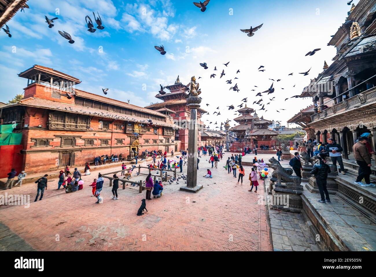Kathmandu, Nepal - 1 febbraio 2021: Tempio antico e Stupa in Piazza Patan Durbar in Nepal. Foto Stock Kathmandu, Nepal - 1 febbraio 2021: Tempio antico e Stupa in Piazza Patan Durbar in Nepal. Foto Stock
