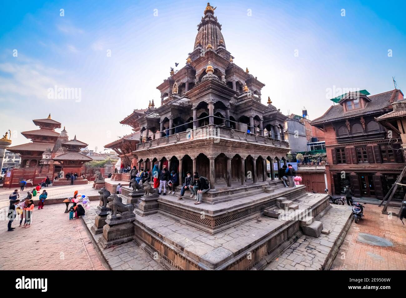Kathmandu, Nepal - 1 febbraio 2021: Tempio antico e Stupa in Piazza Patan Durbar in Nepal. Foto Stock Kathmandu, Nepal - 1 febbraio 2021: Tempio antico e Stupa in Piazza Patan Durbar in Nepal. Foto Stock