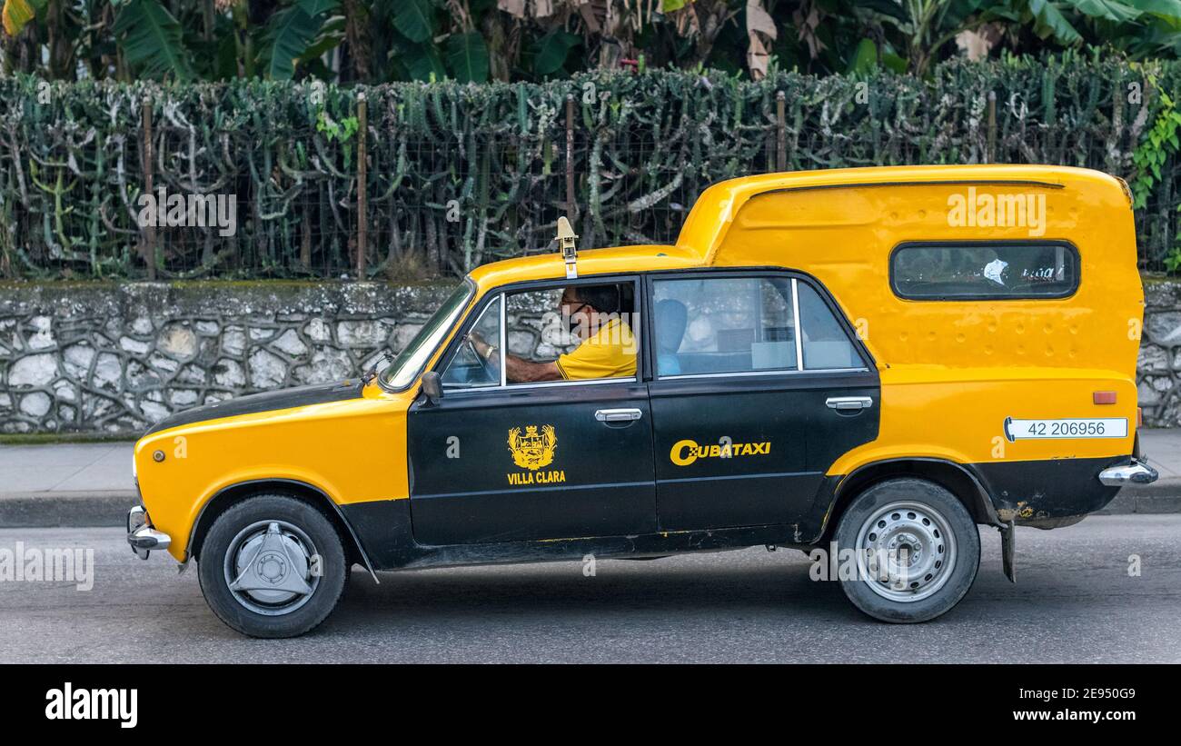 Ha trasformato l'auto Lada in un Taxi appartenente alla compagnia Cubataxi, Santa Clara, Cuba Foto Stock