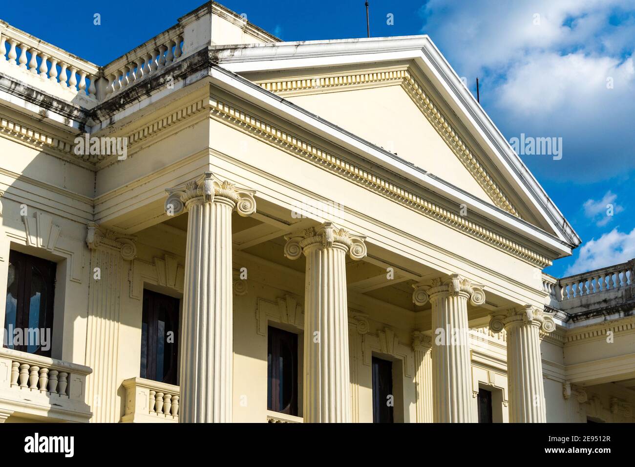 Biblioteca pubblica Jose Marti situata nel Leincio Vidal Park di Santa Clara, Cuba. Questa zona è un monumento nazionale Foto Stock