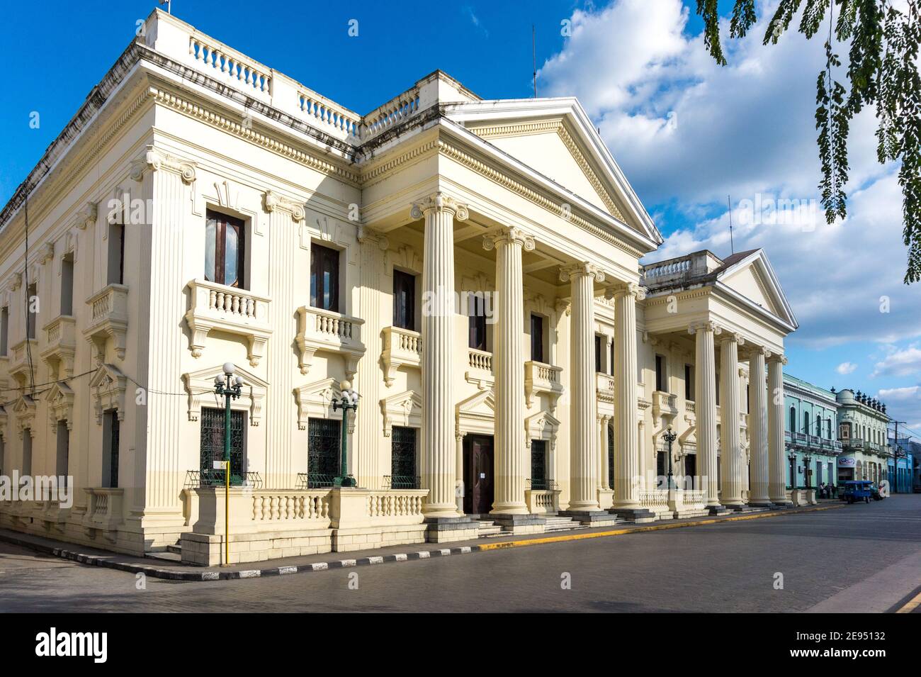 Biblioteca pubblica Jose Marti situata nel Leincio Vidal Park di Santa Clara, Cuba. Questa zona è un monumento nazionale Foto Stock