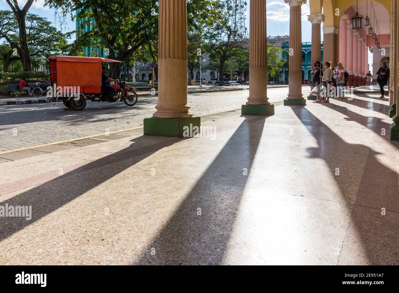 Portico in stile coloniale situato nel Leoncio Vidal Park a Santa Clara, Cuba. Questa zona è un monumento nazionale Foto Stock