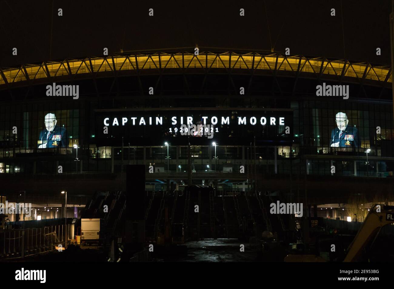 Wembley Stadium, Wembley Park, Regno Unito. 2 febbraio 2021. Lo stadio di Wembley si è illuminato in omaggio al capitano Sir Tom Moore che è morto dopo aver provato positivo per Covid-19 la scorsa settimana. A causa di altri farmaci che riceveva per la polmonite, non era in grado di essere vaccinato. Il 100-year-old, che ha alzato quasi £33m per le associazioni di beneficenza di NHS camminando 100 giri del suo giardino, è stato ammesso all'ospedale di Bedford la domenica. Amanda Rose/Alamy Live News Foto Stock