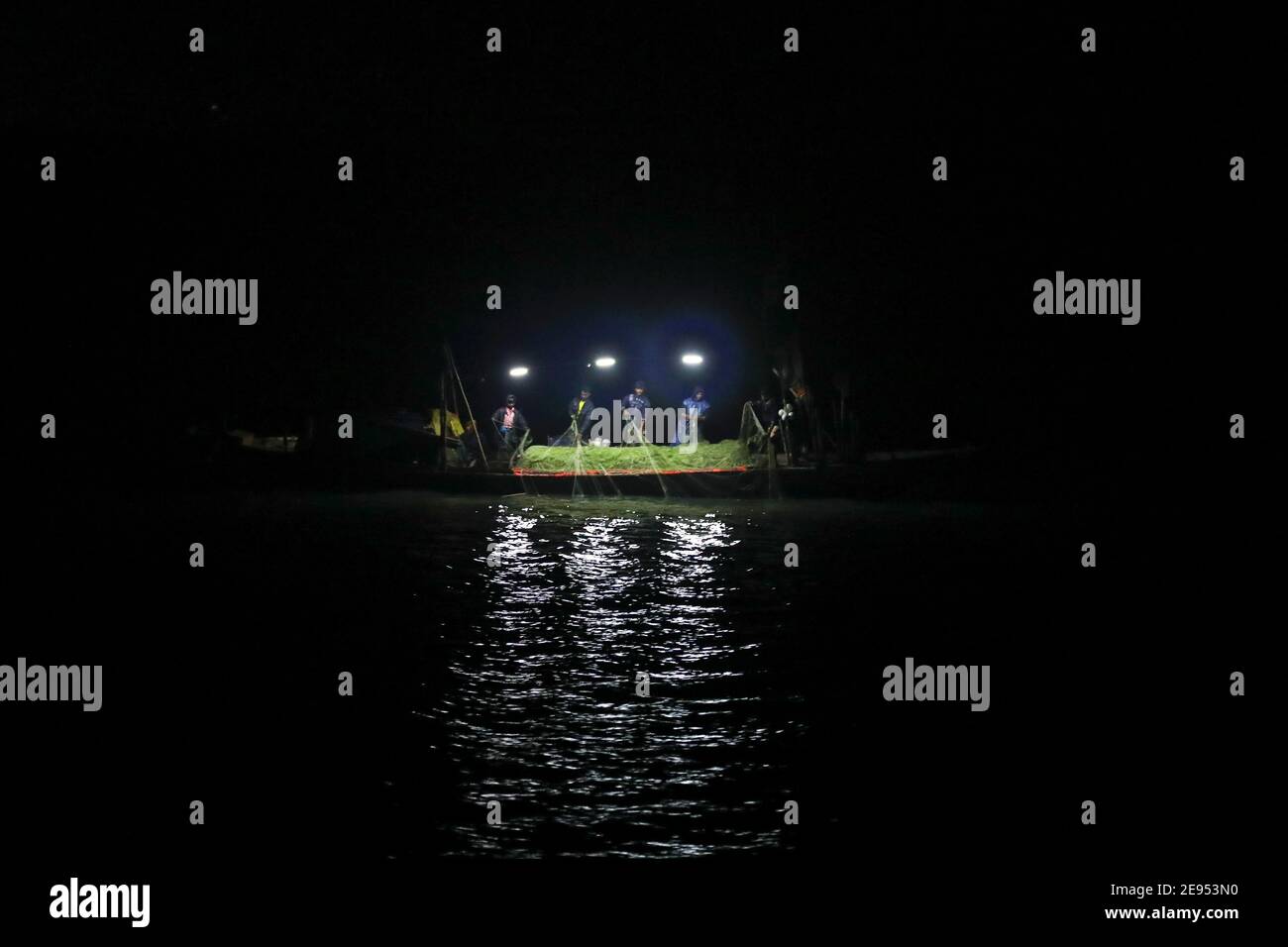 Barisal, Bangladesh. 2 Feb 2021. I pescatori pescano il pesce di hilsa in una notte invernale presso il fiume Meghna di Barishal, Bangladesh. Credit: Kazi Salahuddin/ZUMA Wire/Alamy Live News Foto Stock