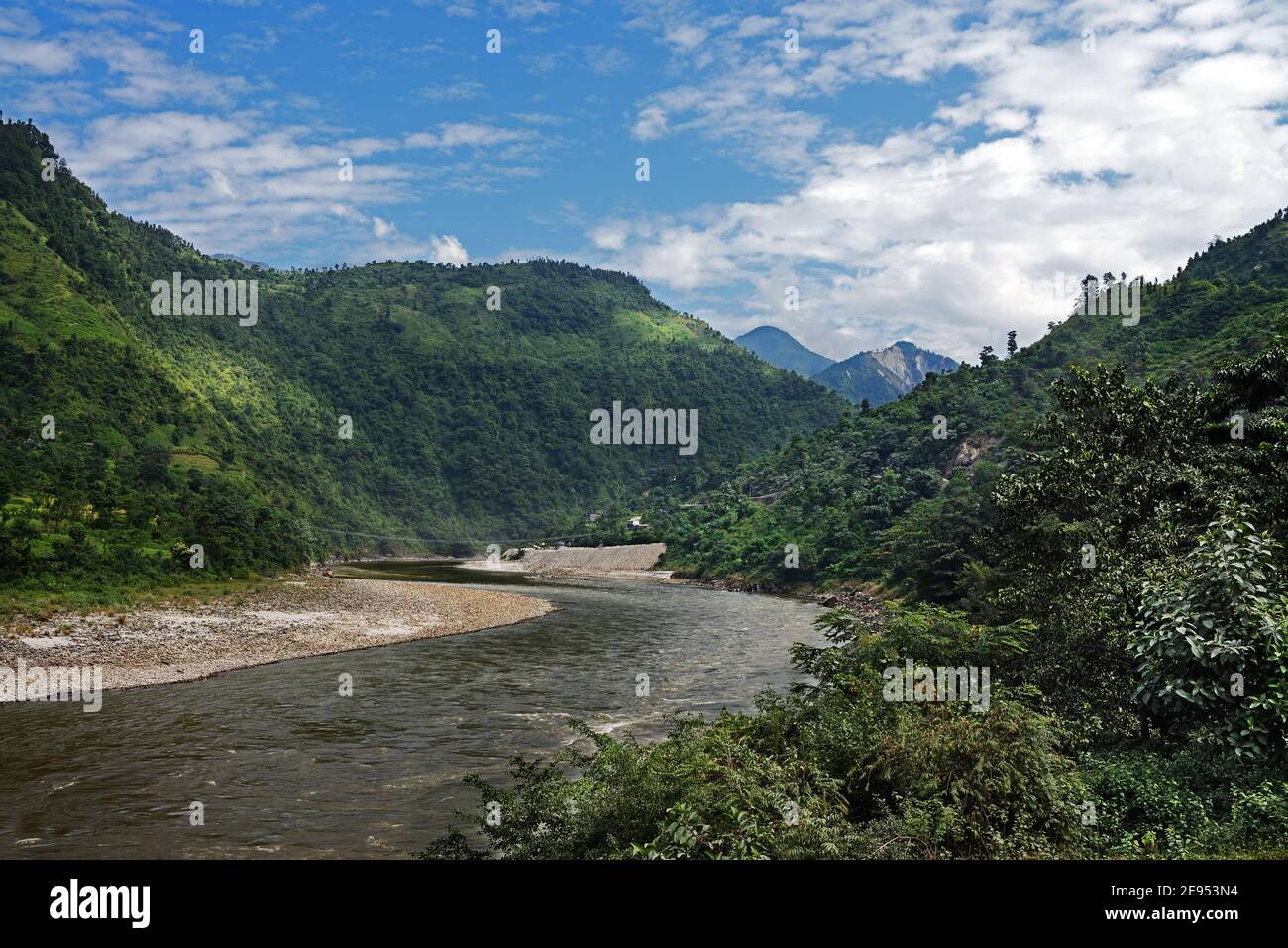 Il fiume Trishuli è un importante affluente del fiume Narayani nel Nepal centrale ma ha origine in Tibet. Qui è adiacente all'autostrada Prithvi. Foto Stock