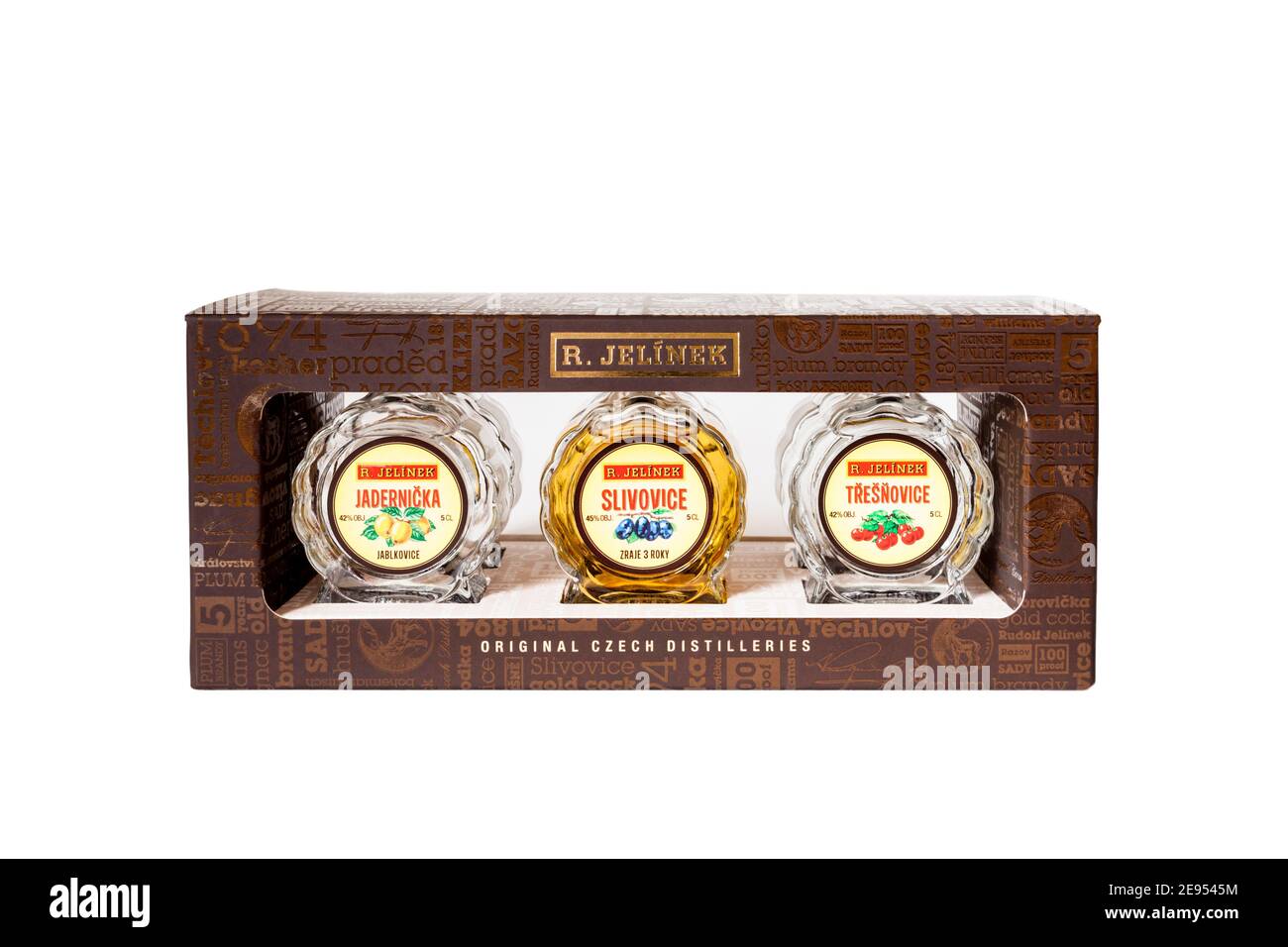 Confezione regalo di alcool ceco di R Jelínek. Bottiglie in miniatura di jadernička (acquavite di mela), trešñovice (acquavite di ciliegia) e slivovice (acquavite di prugne) Foto Stock