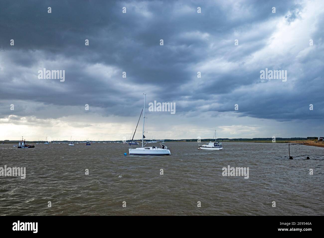 Nuvole sul fiume Deben, Bawdsey Ferry, Suffolk, Inghilterra. Foto Stock