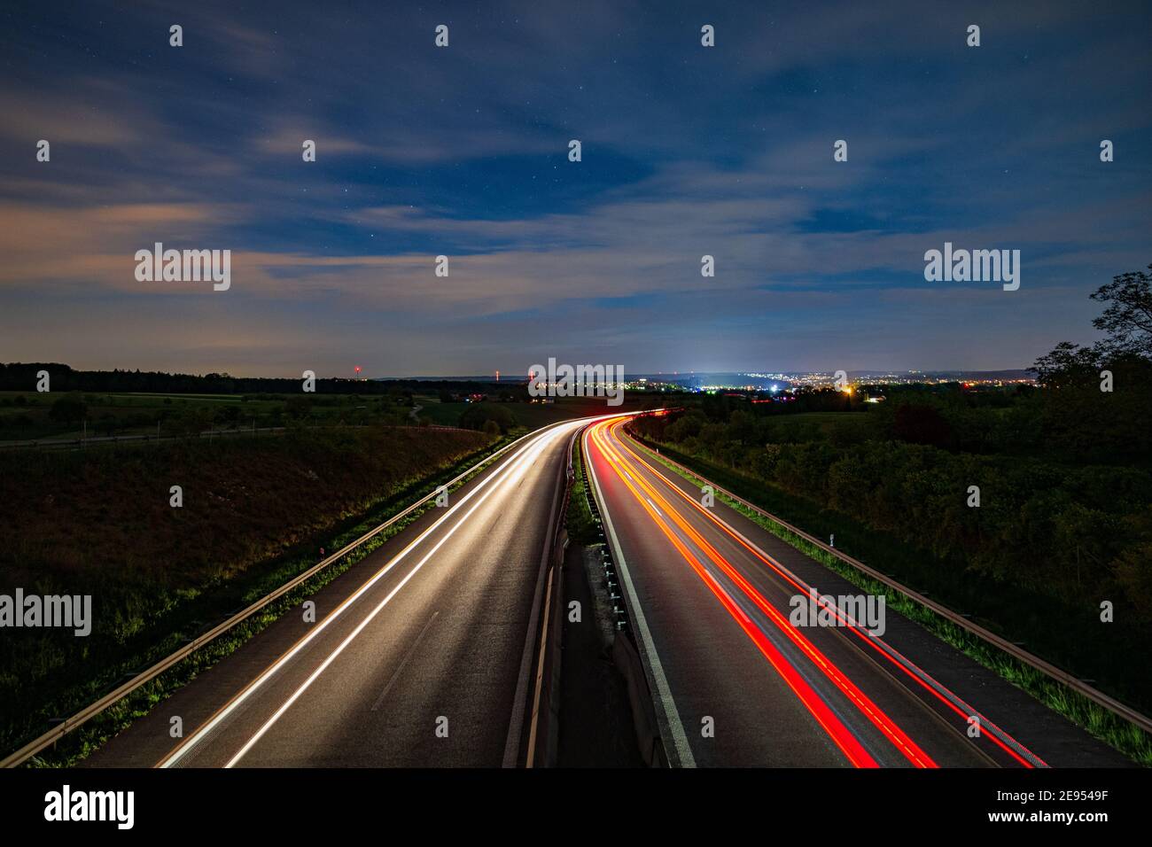 Sentieri di luce su una autostrada di notte Foto Stock