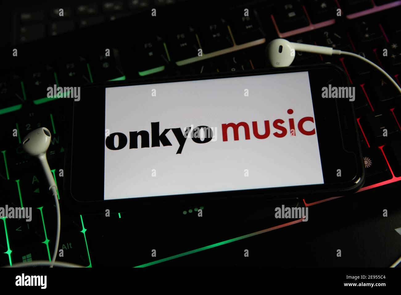 Viersen, Germania - 9 gennaio. 2021: Primo piano dello schermo dello smartphone con logo che lettering servizio di download di musica online onkyo sulla tastiera del computer Foto Stock
