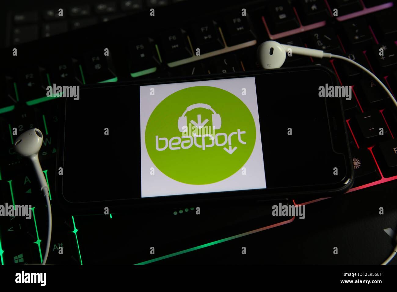 Viersen, Germania - 9 gennaio. 2021: Primo piano dello schermo dello smartphone con la scritta del logo online danza elettronica musica streaming servizio di download beatport Foto Stock