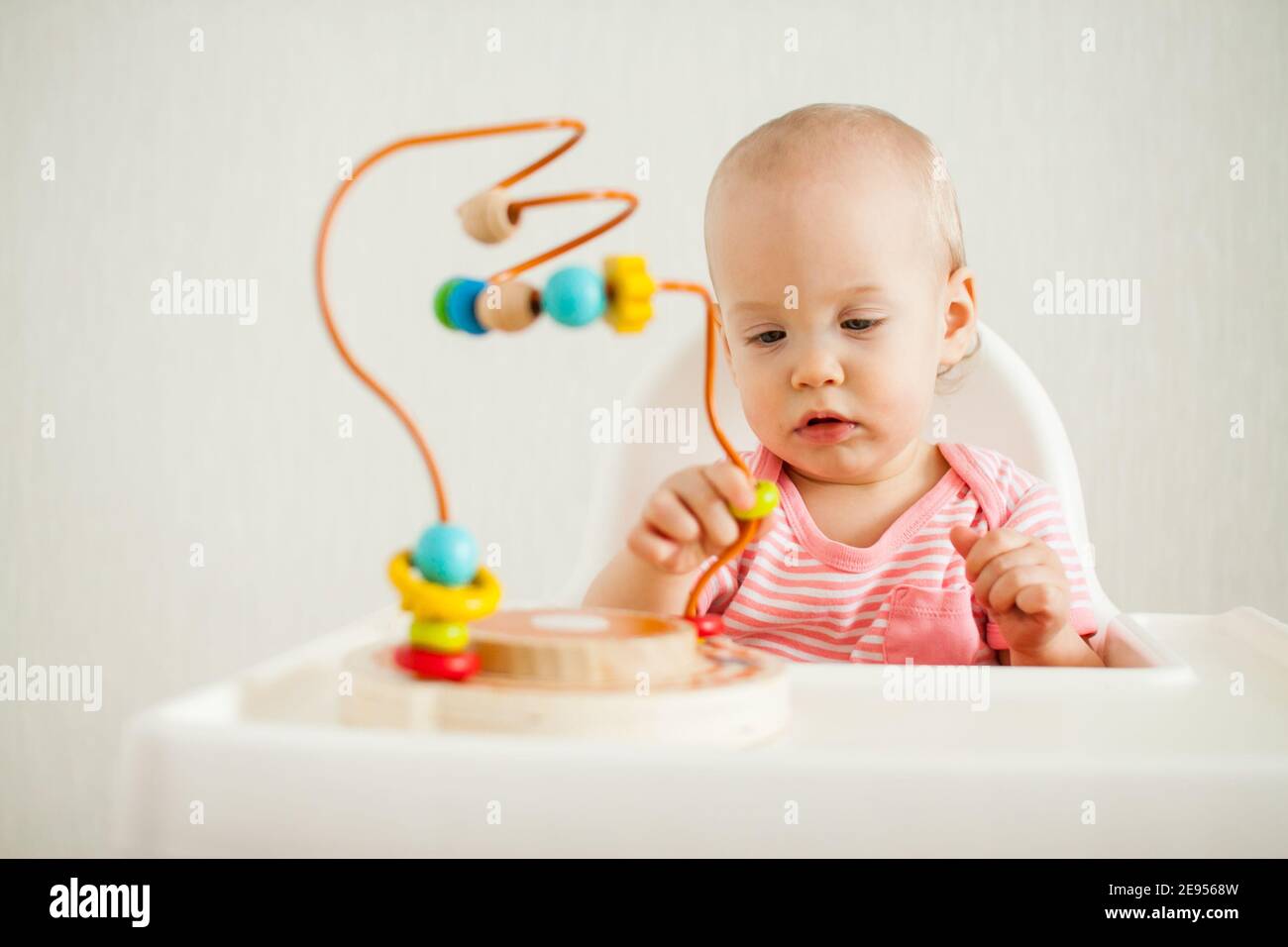 la bambina gioca con un giocattolo educativo labirinto. Sviluppo di belle capacità motorie e di pensiero logico Foto Stock