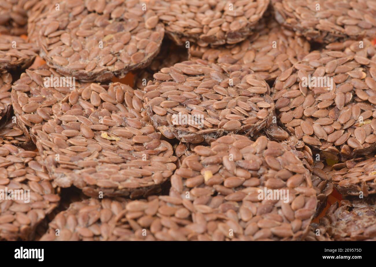 Primo piano di cracker di semi di lino organici rotondi Foto Stock