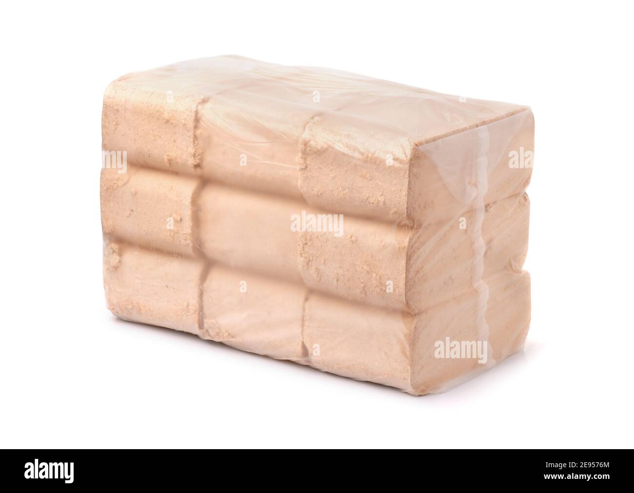 Bricchetti bio di combustibile di segatura pressata, isolati su bianco Foto Stock