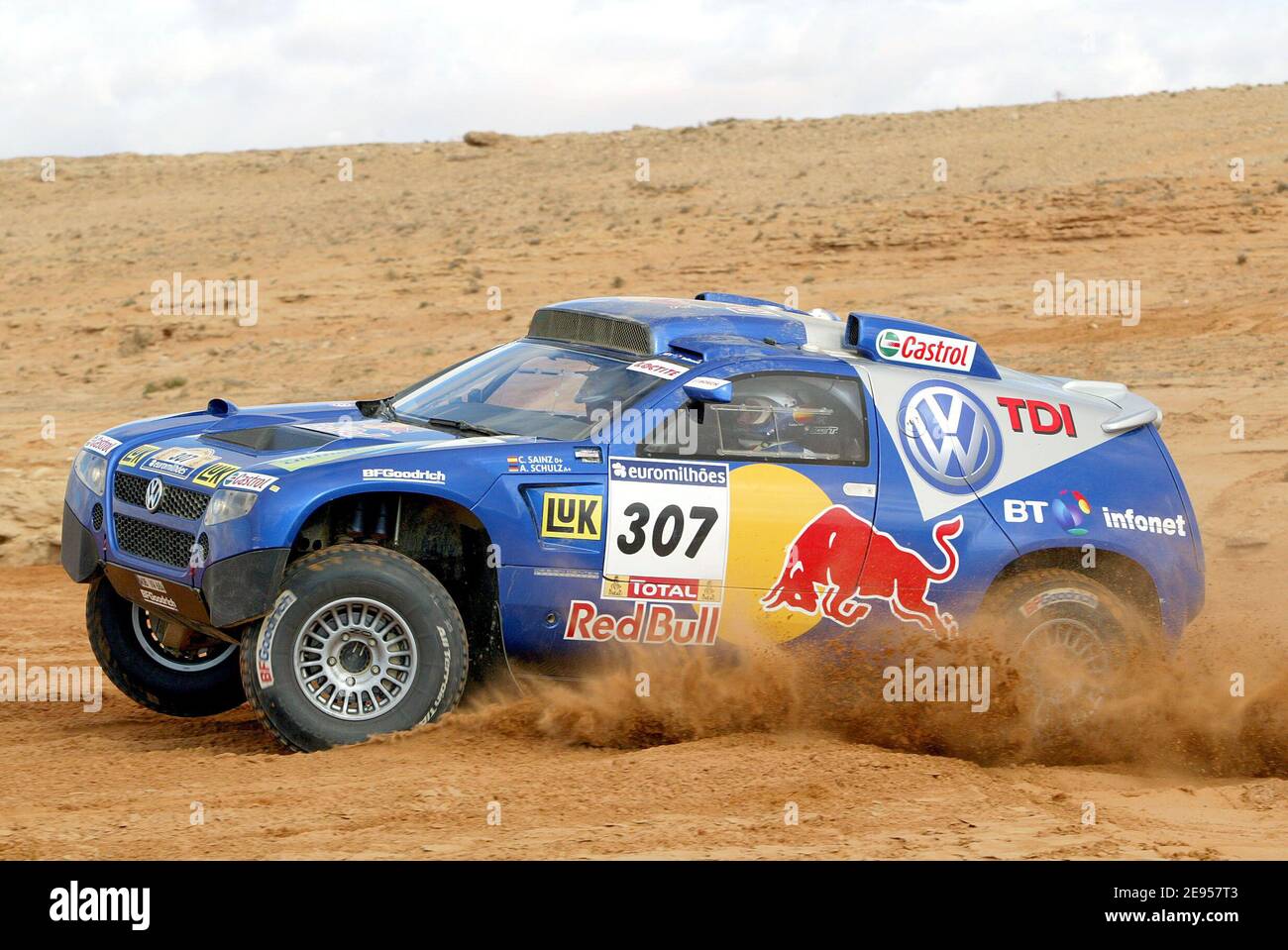 Il pilota spagnolo Carlos Sainz e il co-pilota tedesco Andreas Schulz nel loro VW-Race-Touareg (307) durante il 28° rally Dakar tra Nador ed Er Rachidiain, Marocco, il 2 gennaio 2006. Foto di Michel Maidru/ABACAPRESS.COM. Foto Stock