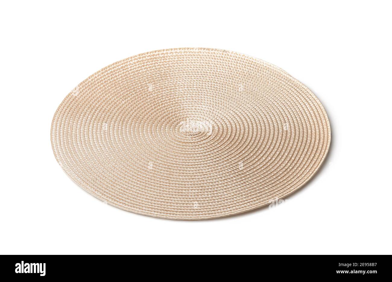 Placemat intrecciato rotondo isolato su bianco Foto Stock
