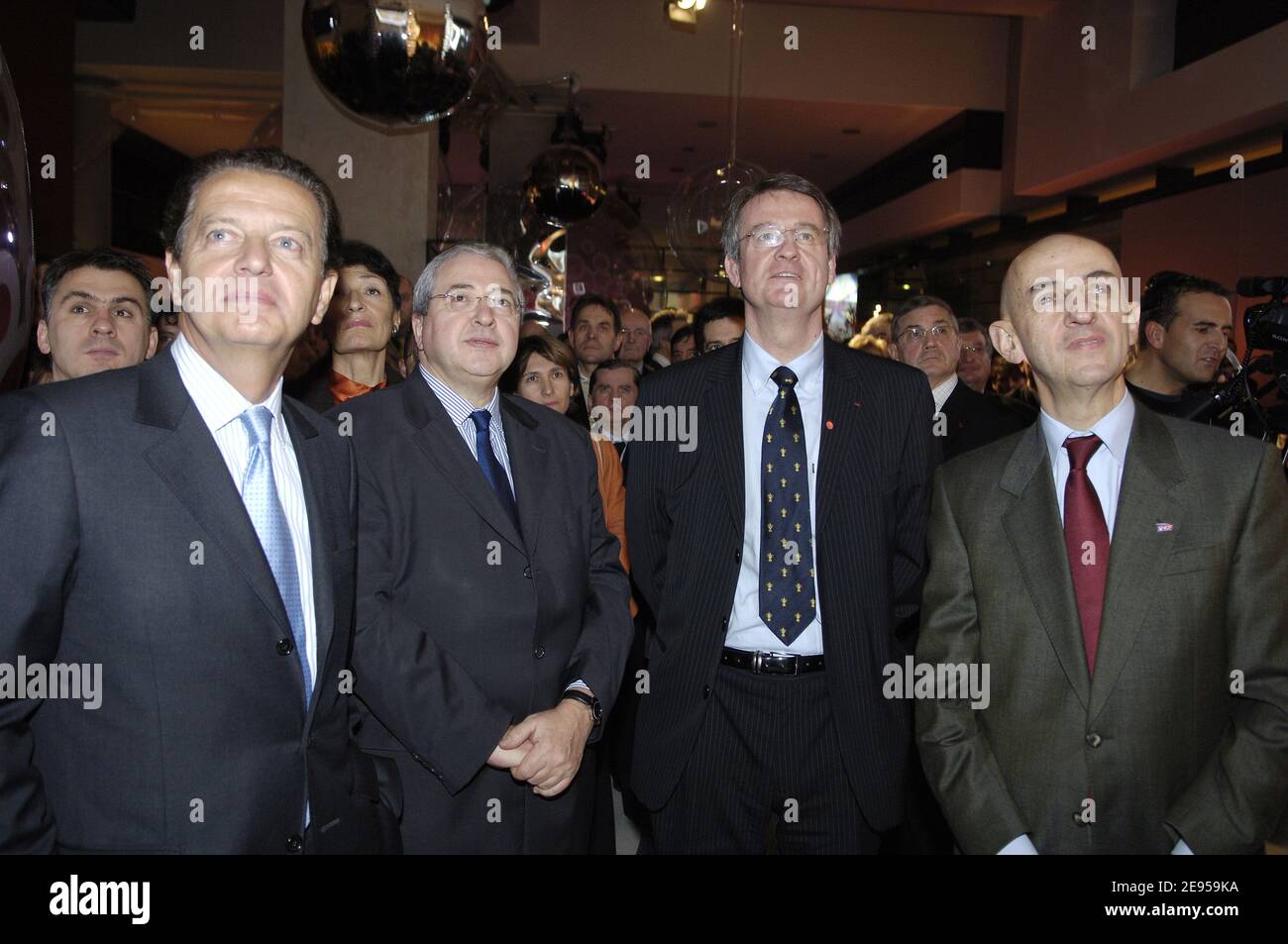 Da (L) a (R) il ministro francese dei trasporti Dominique Perben, presidente della Regione Ile-de-France Jean-Paul Huchon, il presidente francese dell'Unione Rugby Bernard Lapasset e Louis Gallois, amministratore delegato delle ferrovie francesi (SNCF) chiacchierano dopo l'arrivo di Gallois alla stampa, a Parigi, Francia, 11 gennaio 2006. Foto di Christophe Guibbaud/ABACAPRESS.COM Foto Stock