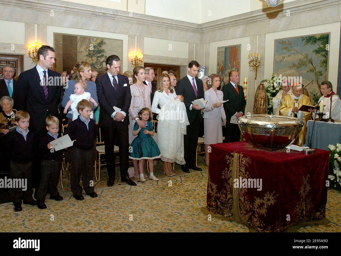 Famiglia reale Spagnola con i genitori della Principessa Letizia Gesù Ortiz e Paloma Rocasolano partecipano durante la cerimonia del battesimo del Principe Felipe delle Asturie e della figlia della Principessa Letizia Infanta di Spagna la Principessa Leonor Borbon-Ortiz al Palazzo Zarzuela di Madrid, Spagna, il 14 gennaio 2006. Foto di Pool/ABACAPRESS.COM Foto Stock