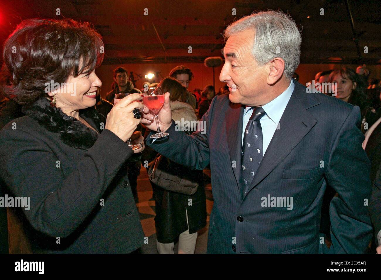 Il socialista francese Dominique Strauss-Kahn tiene un incontro a l'Hay-les-Roses, in Francia, per parlare della possibilità di battere il Partito di destra francese nel 2007. L'ex ministro dell'economia Strauss-Kahn è venuto con sua moglie Anne Sinclair, presidente della 'Regione Ile-de-France' Jean-Paul Huchon, sindaco di l'Haye-les-Roses, Patrick Seve e primo segretario generale della 'Val de Marne' Michele Sabban, il 14 gennaio 2006. Foto di Mousse/ABACAPRESS.COM Foto Stock