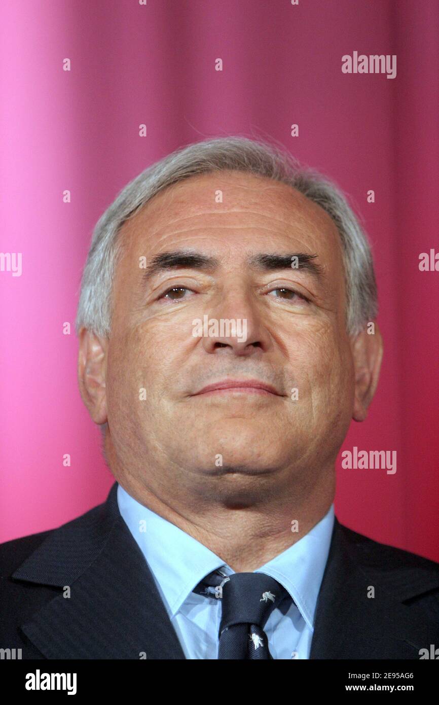 Il socialista francese Dominique Strauss-Kahn tiene un incontro a l'Hay-les-Roses, in Francia, per parlare della possibilità di battere il Partito di destra francese nel 2007. L'ex ministro dell'economia Strauss-Kahn è venuto con sua moglie Anne Sinclair, presidente della 'Regione Ile-de-France' Jean-Paul Huchon, sindaco di l'Haye-les-Roses, Patrick Seve e primo segretario generale della 'Val de Marne' Michele Sabban, il 14 gennaio 2006. Foto di Mousse/ABACAPRESS.COM Foto Stock