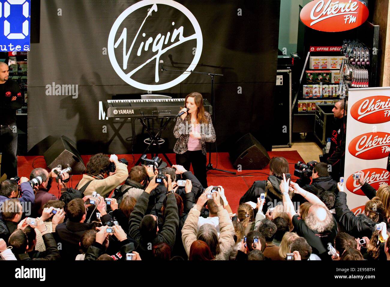 Canadian Singer Natasha St-Pier promuove il suo nuovo CD con una performance al Virgin Megastore sugli Champs Elysees a Parigi il 16 gennaio 2006. Foto di Denis Guignebourg/ABACAPRESS.COM Foto Stock