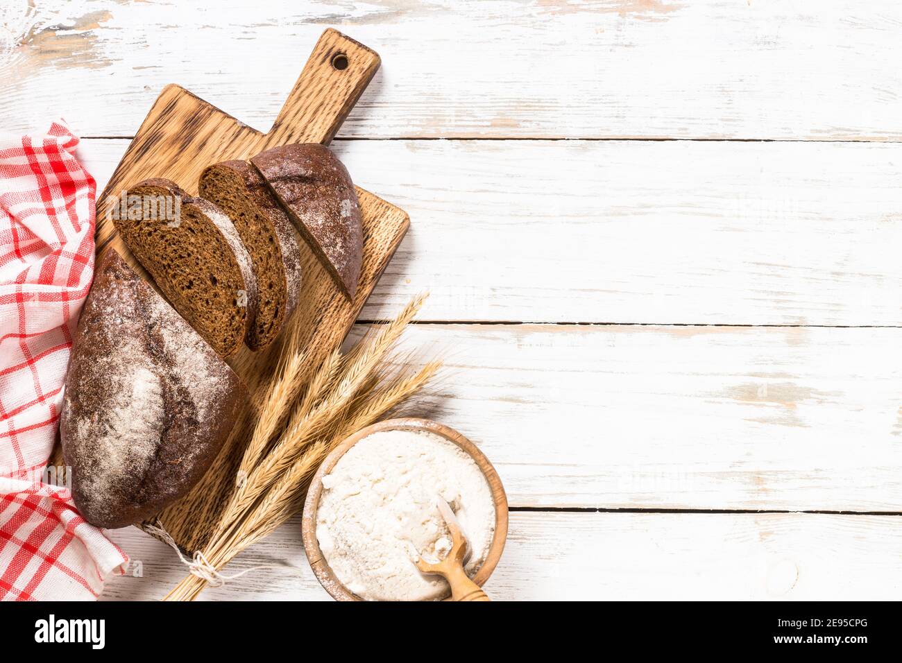 Pane di grano di segale fresco al tavolo di legno bianco. Foto Stock