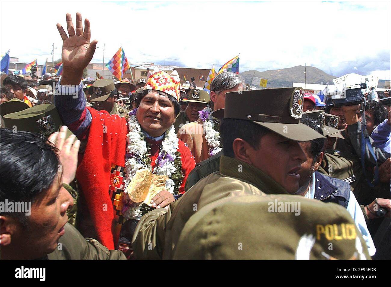 Il nuovo presidente eletto della Bolivia Evo Morales è stato incoronato capo supremo degli indiani andini un giorno prima della sua inaugurazione come primo presidente indigeno della Bolivia. Circa 20,000 indiani Aymara e Quechua, rivestiti di ponchi dai colori vivaci, si sono riuniti presso le rovine di una delle più antiche città precolombiane delle Americhe per vedere l'indiano Aymara che ha vinto la presidenza della Bolivia da una frana investita con poteri sacri da un capo sciamano. Twanaku, Bolivia il 21 gennaio 2006. Foto di Axelle de russe/ABACAPRESS.COM Foto Stock