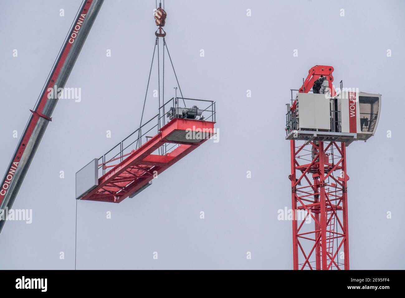 Smantellamento di una gru da costruzione di grandi dimensioni, su un grande cantiere, costruzione residenziale, shell è completato, Essen, NRW, Germania Foto Stock