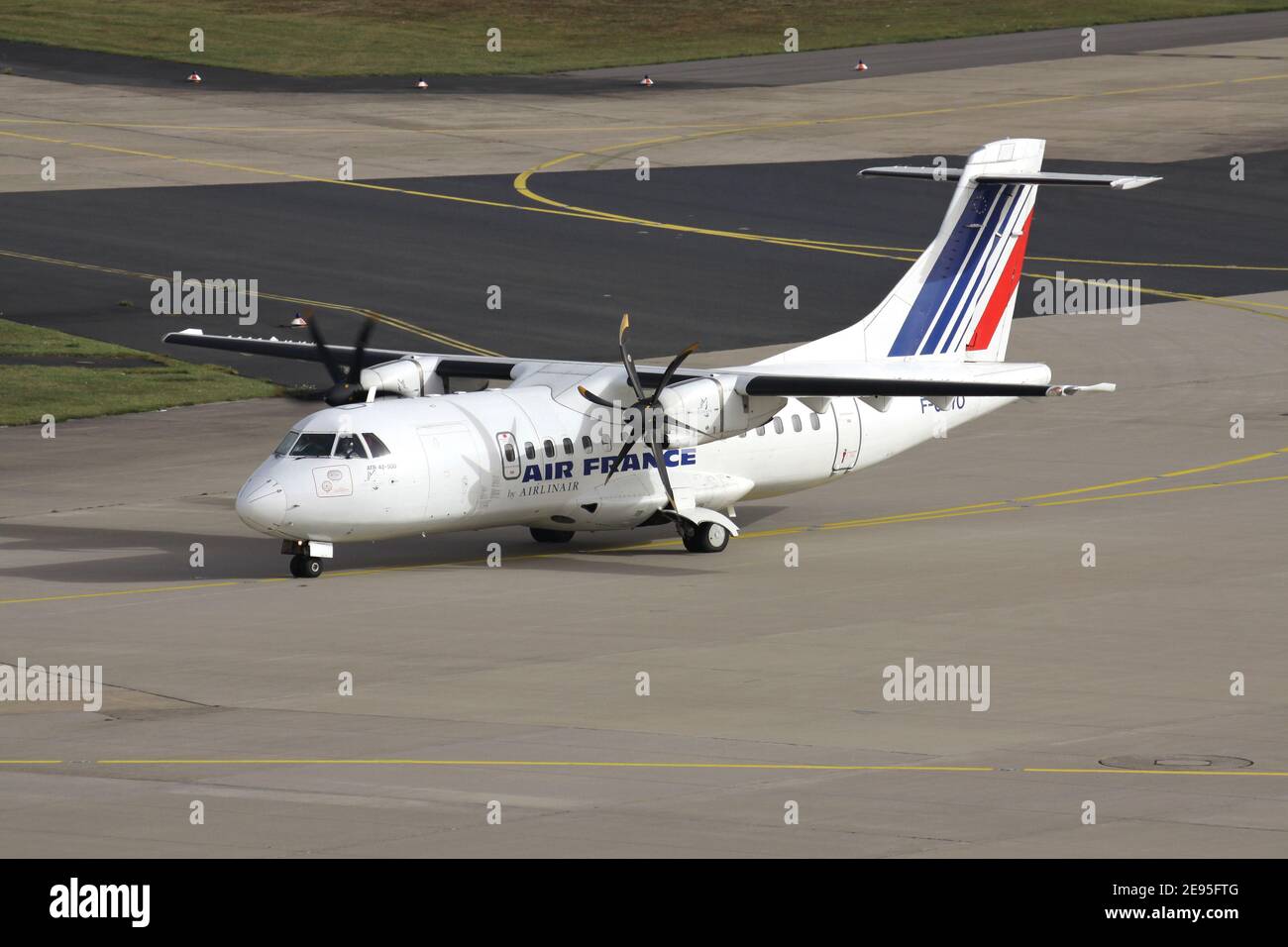Airlinair ATR-42 in Air France livrea con registrazione F-GPYO all'aeroporto di Colonia Bonn. Foto Stock