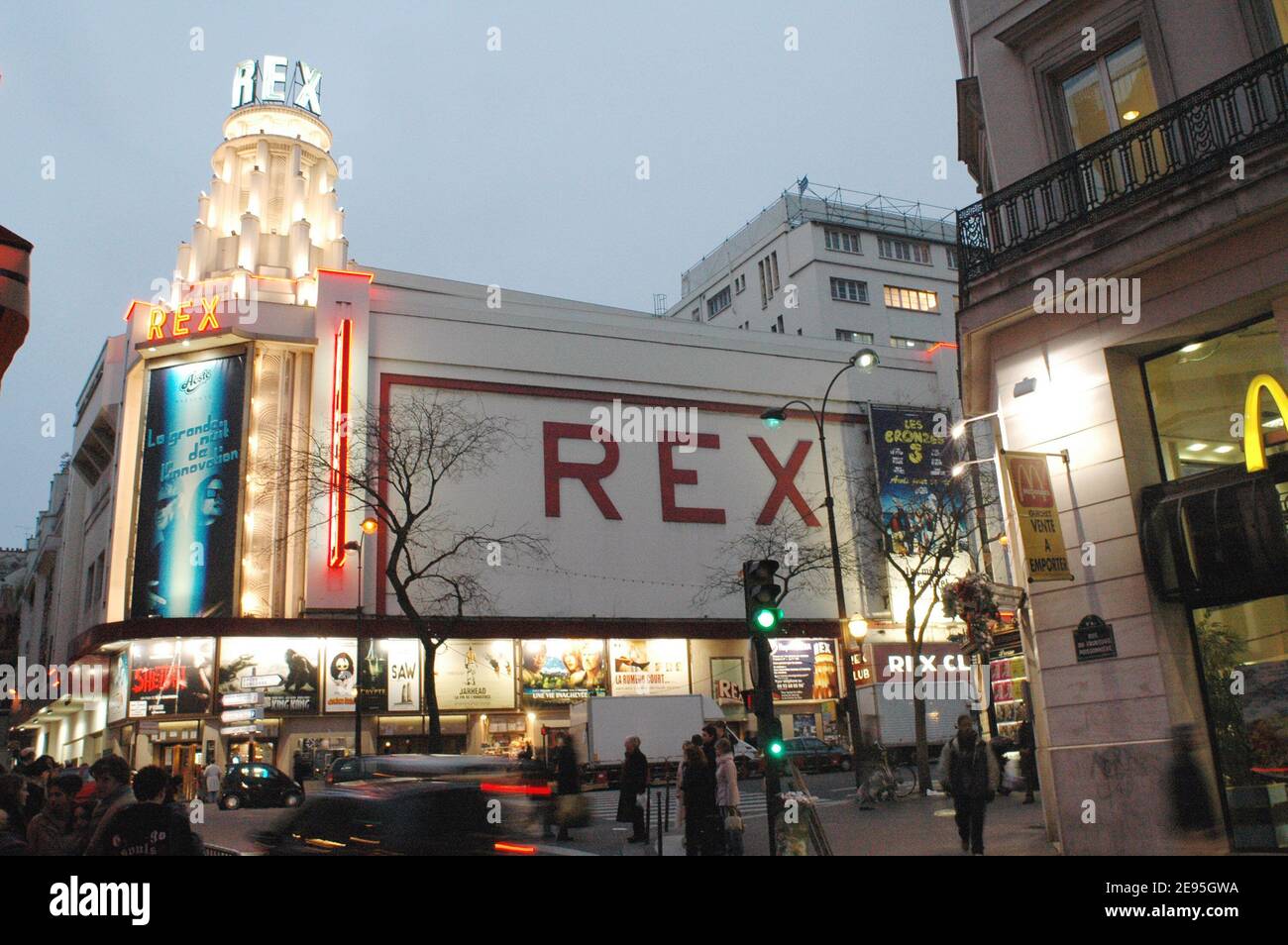 Le Grand Rex, il più antico teatro cinematografico di Parigi, fu costruito nel 1931 da Andre Bluysen, John Eberson e Jacques Hak. Si trova in Boulevard Poissonnière a Parigi, Francia, qui nel gennaio 2006. Foto di Alain Apaydin/ABACAPRESS.COM Foto Stock