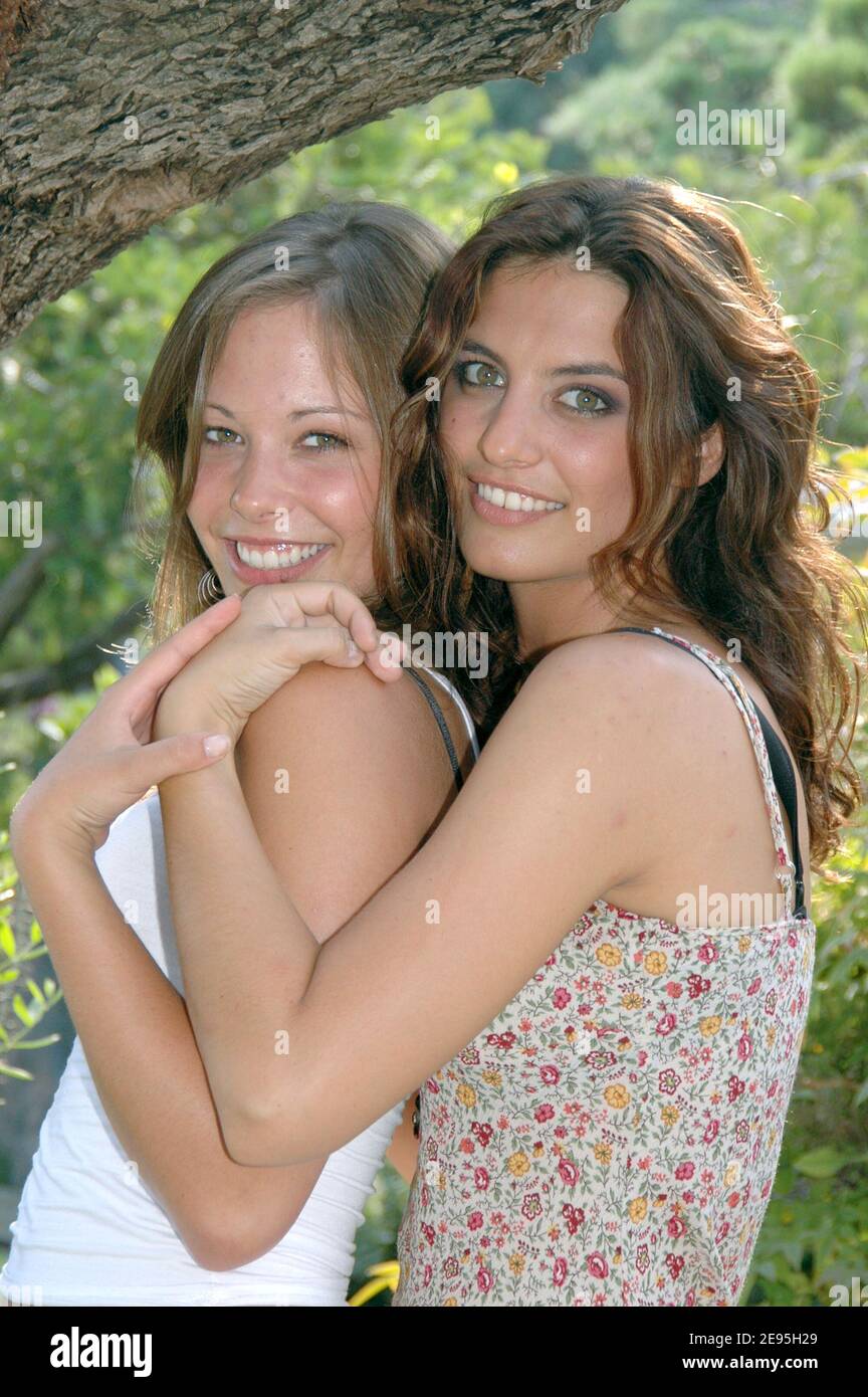 ESCLUSIVO. I membri del cast 'Plus Belle la vie', Laetitia Milot e Dounia Coesens si pongono durante il 45° Festival televisivo di Monte Carlo, a Monaco, il 2 luglio 2005. Foto di Denis Guignebourg/ABACAPRESS.COM Foto Stock