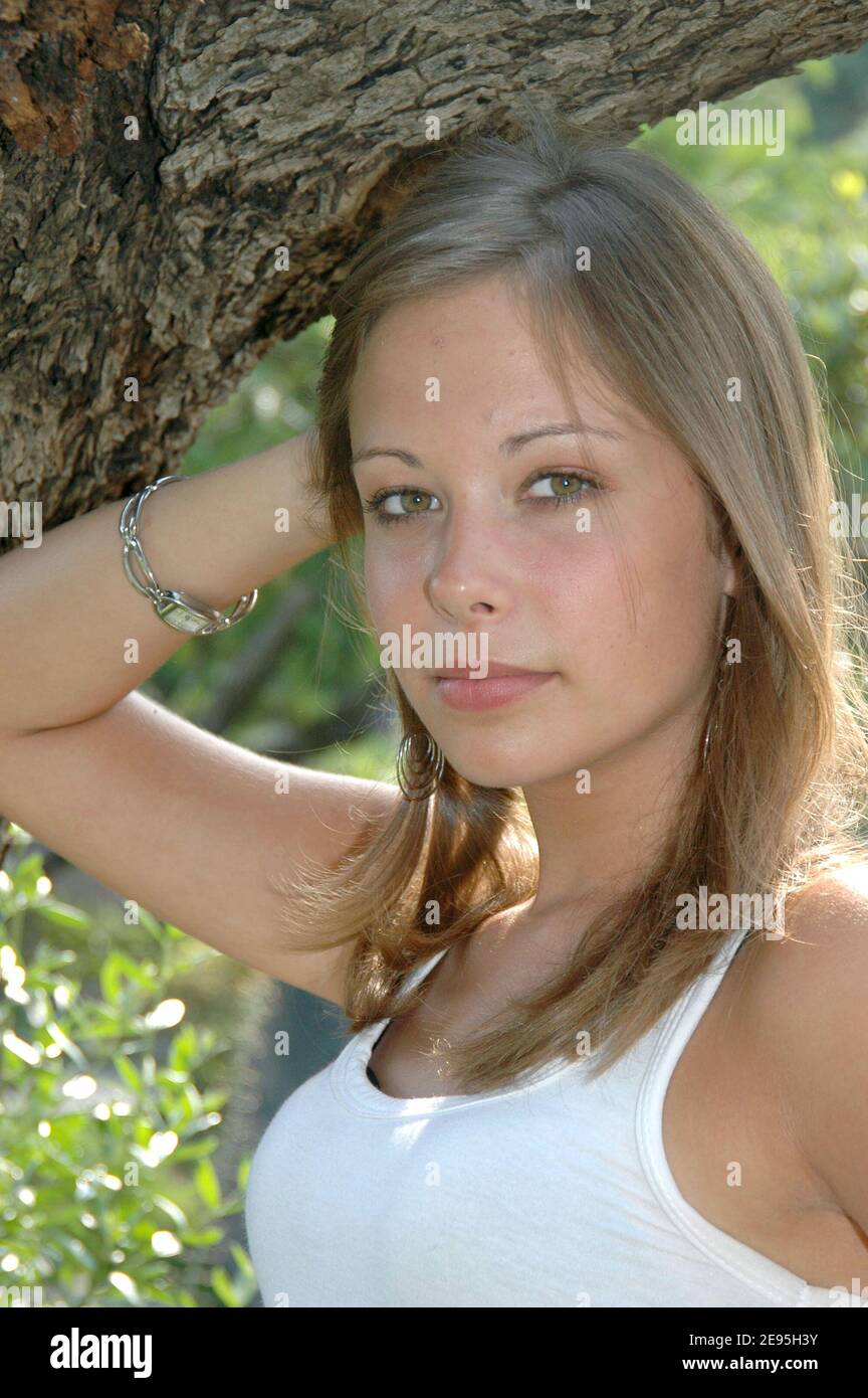 ESCLUSIVO. Membro del cast 'Plus Belle la vie', Dounia Coesens si pone durante il 45° Festival televisivo di Monte Carlo, a Monaco, il 2 luglio 2005. Foto di Denis Guignebourg/ABACAPRESS.COM Foto Stock