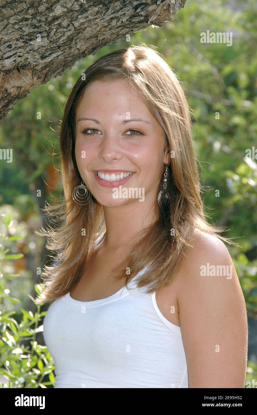 ESCLUSIVO. Membro del cast 'Plus Belle la vie', Dounia Coesens si pone durante il 45° Festival televisivo di Monte Carlo, a Monaco, il 2 luglio 2005. Foto di Denis Guignebourg/ABACAPRESS.COM Foto Stock