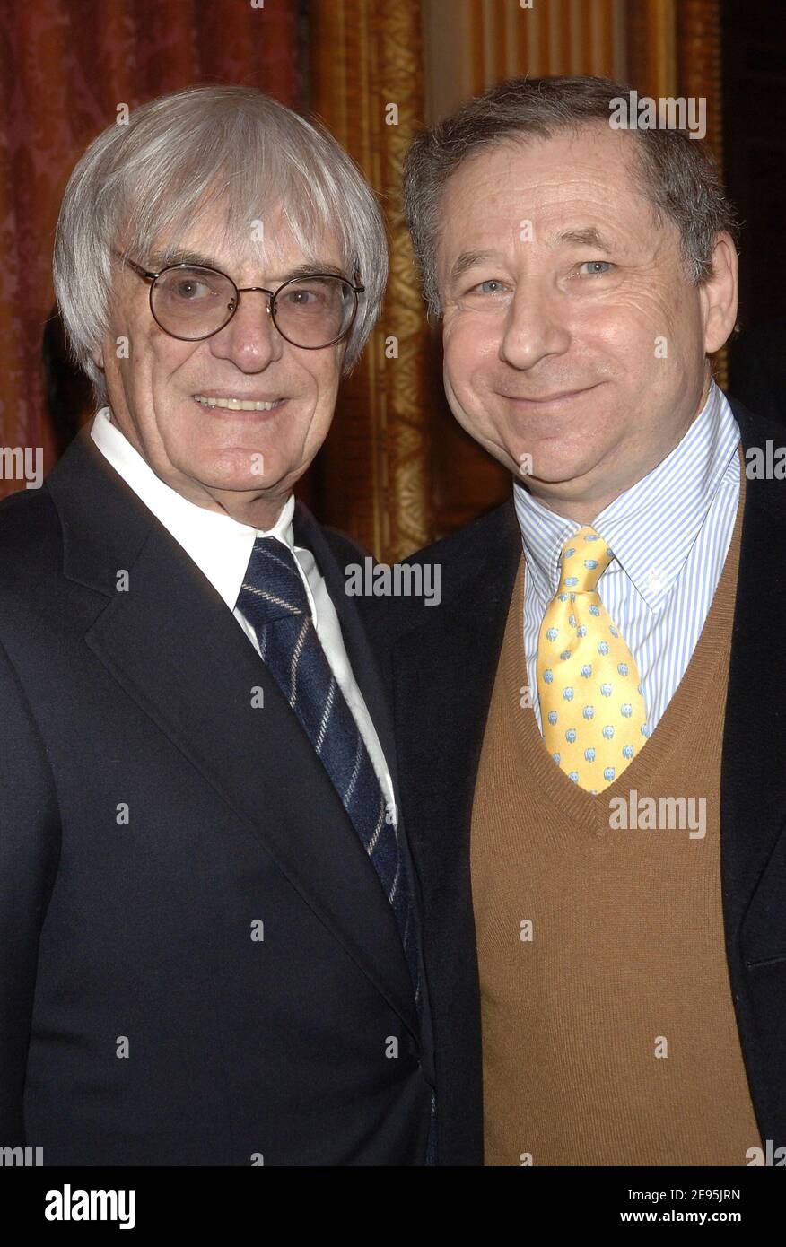 Il direttore generale della Ferrari, Jean Todt e il presidente del FOM Bernie Ecclestone sorridono dopo che il presidente della FIA Max Mosley è stato premiato con la Legione d'Honneur francese a Parigi, in Francia, il 31 gennaio 2006. Foto di Giancarlo Gorassini/ABACAPRESS.COM Foto Stock