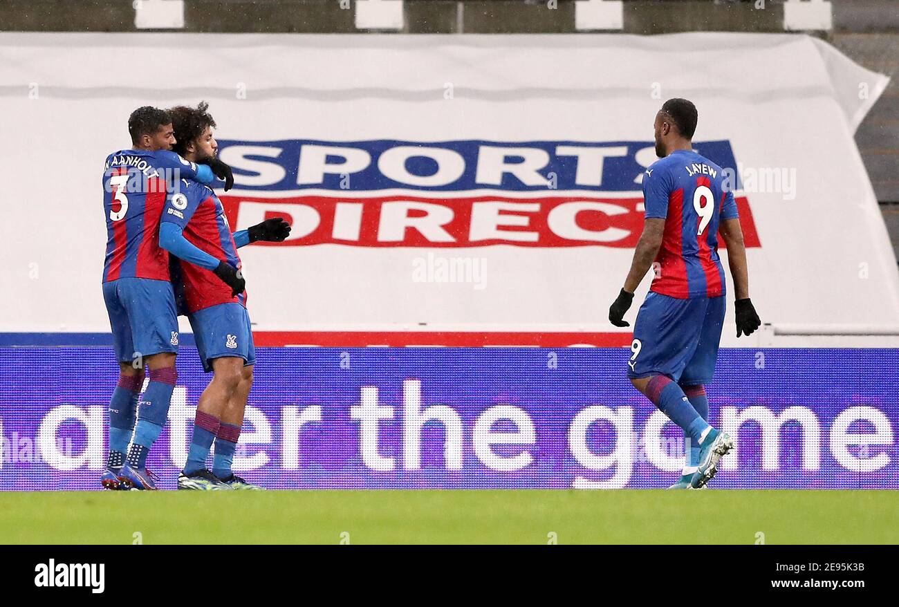 Jairo Riedewald di Crystal Palace (seconda a sinistra) celebra il primo gol della partita durante la partita della Premier League al St. James's Park di Newcastle. Data immagine: Martedì 2 febbraio 2021. Foto Stock