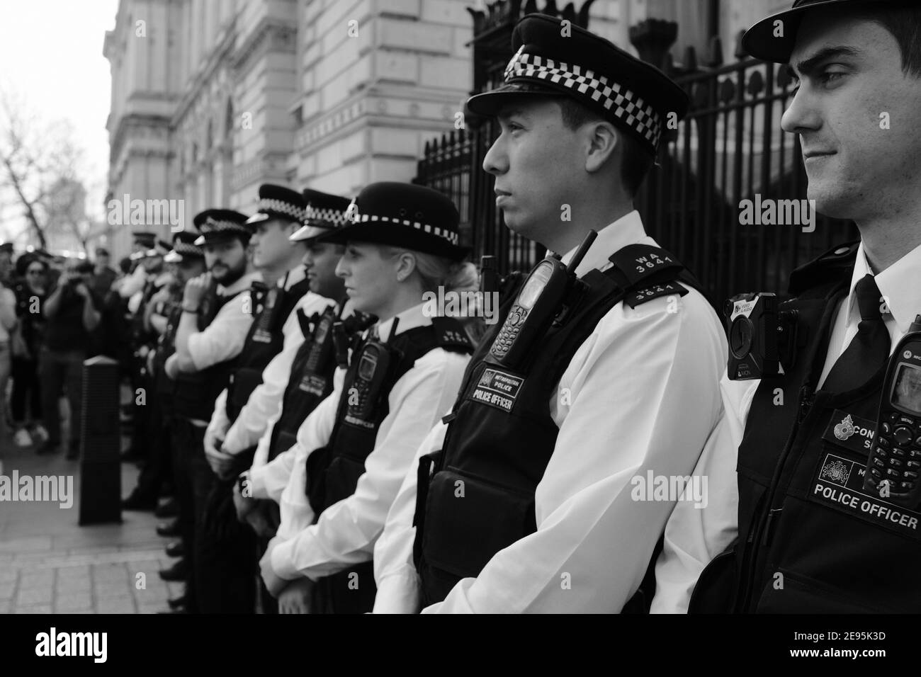 LONDRA - 30 MARZO 2016: Gli ufficiali della polizia metropolitana si allineano davanti alle porte di Downing Street Foto Stock